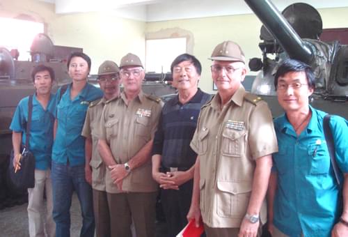 應中國重汽集團、國家商務部邀請?zhí)镏泄べQ(mào)董事長欒亞倫前往古巴國防大學培訓