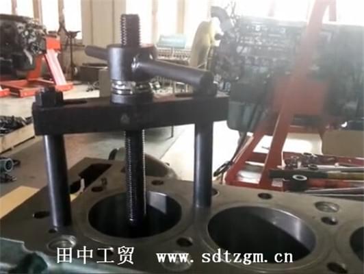 濟(jì)南紫光重汽服務(wù)站使用缸套拉拔器.jpg
