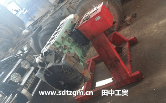 國(guó)外客戶使用田中發(fā)動(dòng)機(jī)拆裝翻轉(zhuǎn)架.png
