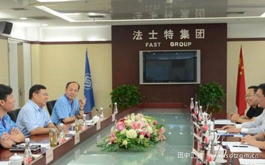 來(lái)訪賓客進(jìn)行溝通