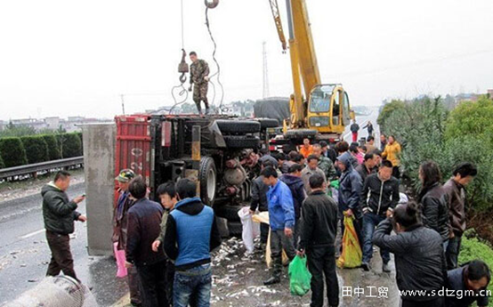 卡車側(cè)翻物品遭哄搶
