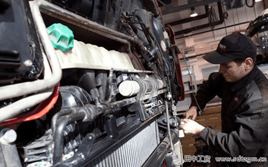 卡車發(fā)動機保養(yǎng)