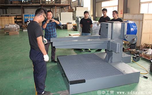 江鈴重型發(fā)動機翻轉架驗收中.jpg