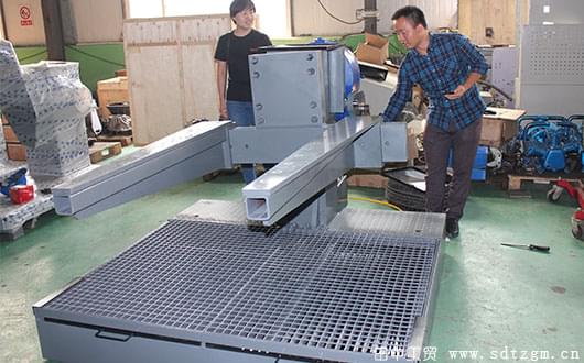 江鈴重型發(fā)動機翻轉架驗收.jpg
