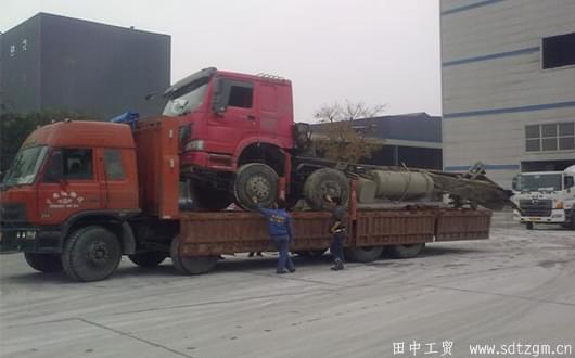 卡車(chē)修理廠(chǎng)的重卡