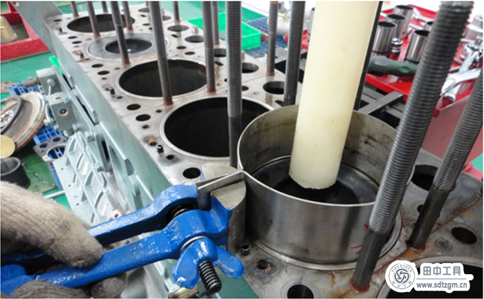 發(fā)動(dòng)機(jī)活塞安裝工具使用圖