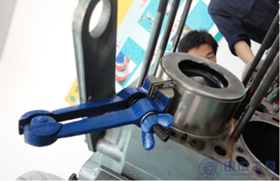 發(fā)動(dòng)機(jī)活塞安裝工具使用案例圖