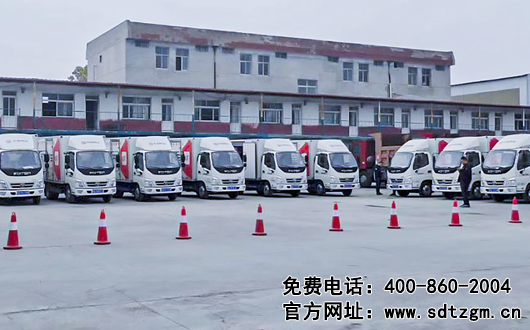 卡車養(yǎng)護(hù)搶修服務(wù)車交付現(xiàn)場(chǎng)車隊(duì)