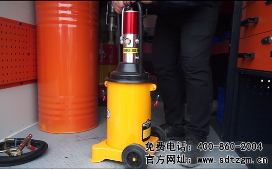卡車救援服務(wù)車氣動黃油機(jī)使用圖片