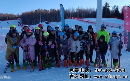 山東田中在滑雪場的合照